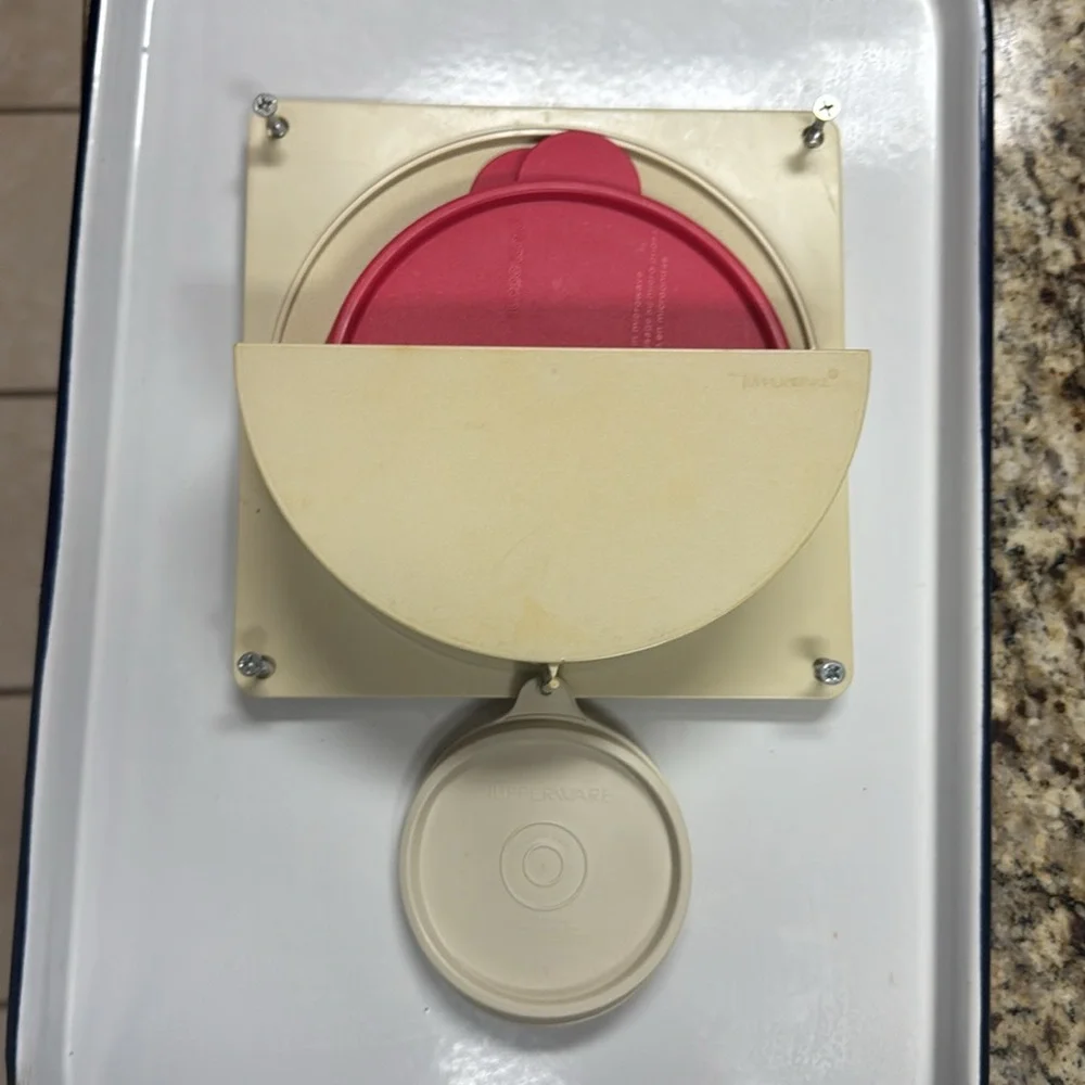 Tupperware 1990s 8”x8” Medium Almond Lid/Seal or Paper Plate Holder #1645-4 Wall